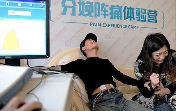 Китайская больница предложила мужчинам ощутить боль родовых схваток