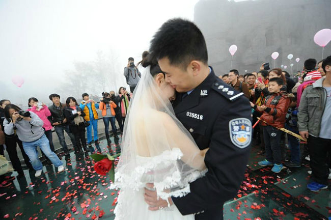 Четверо китаянок сделали предложения своим парням-полицейским