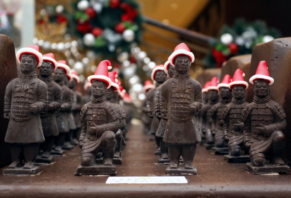 Шоколадные рождественские фигуры терракотовых воинов в одном из отелей города Сиань. 