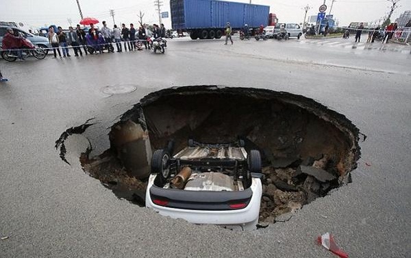 Китаец чудом спасся из уходящего под землю автомобиля