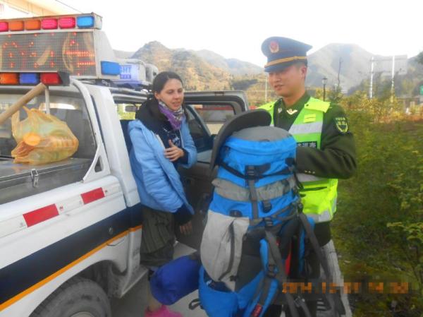 Китайский автоинспектор помог заблудившейся туристке из России