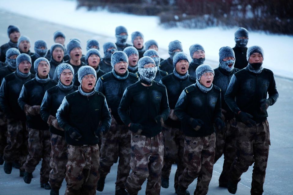 Китайские пограничники тренируются в 30-градусный мороз, Хэйхэ, провинция Хэйлунцзян. 