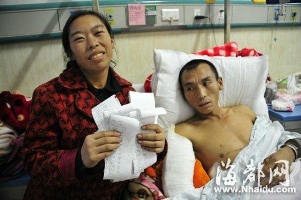 Женщина, которая пыталась продать ребенка ради спасения мужа, получила 1,27 млн юаней пожертвований