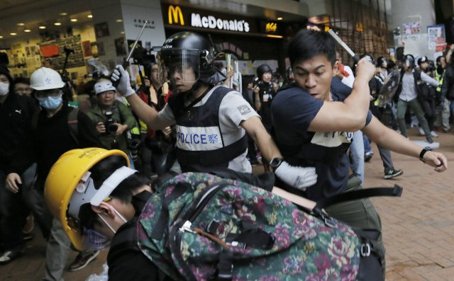 Лидеры Occupy Central в Гонконге призвали протестующих разойтись