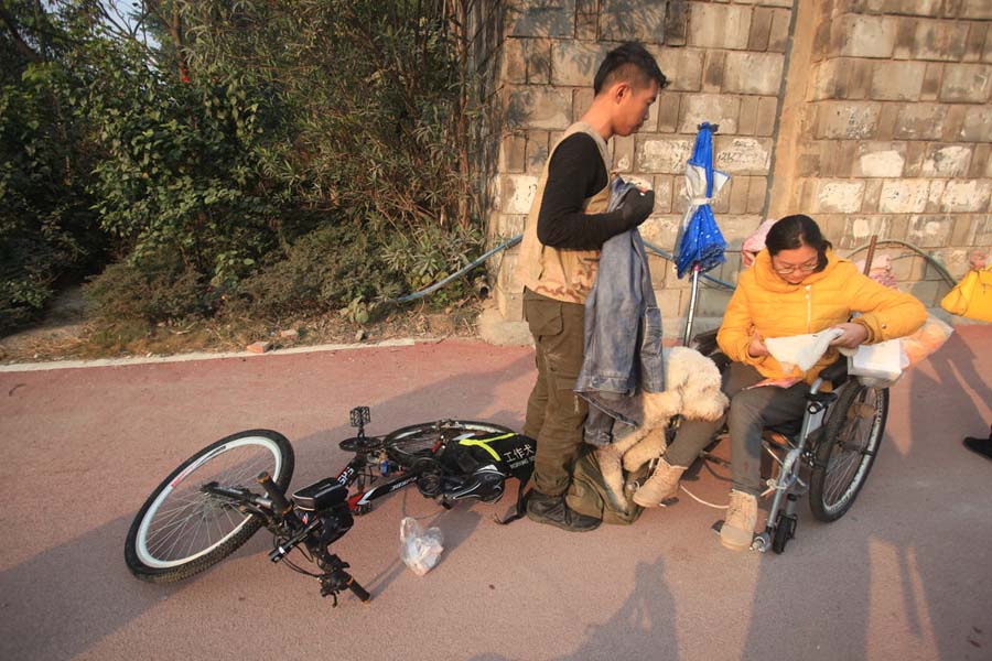 Китаец отправился в путешествие по стране со своей девушкой-инвалидом