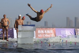 Соревнования по зимнему плаванию в Шэньяне, провинция Ляонин.