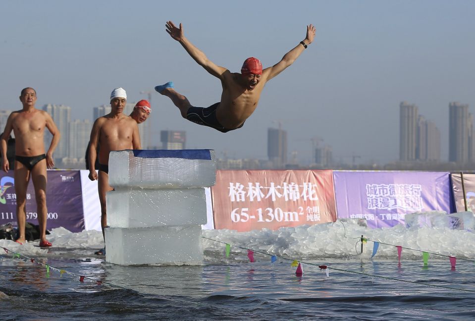 Соревнования по зимнему плаванию в Шэньяне, провинция Ляонин.