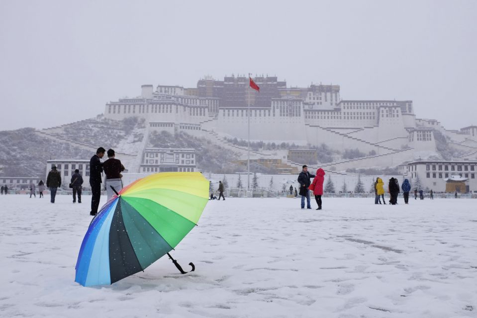 Дворец Потала после снегопада, Лхаса, Тибетский автономный район.