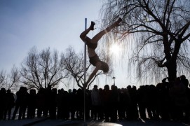 Танец на пилоне (pole dance) в морозный день, Чанчунь, провинция Цзилинь