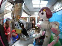 Робот по имени Вэнь делает мороженое для посетителей торгового центра, Шэньян, провинция Ляонин