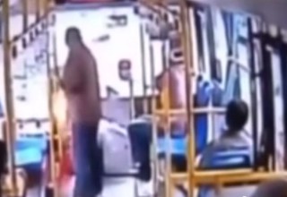 Китайский пенсионер бросил в водителя автобуса гранату
