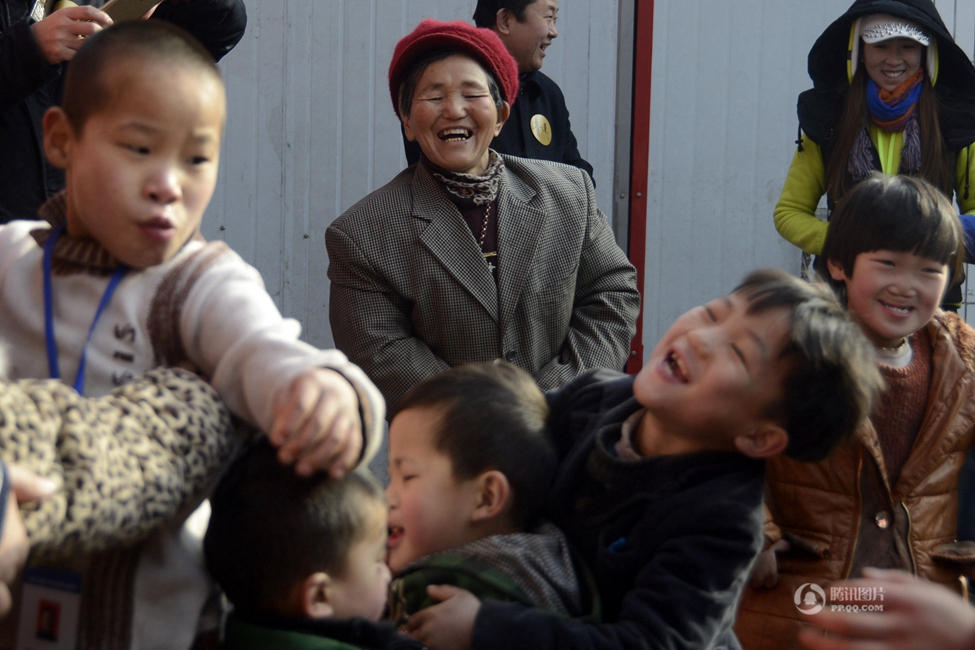 67-летняя китаянка за свою жизнь усыновила 40 детей 