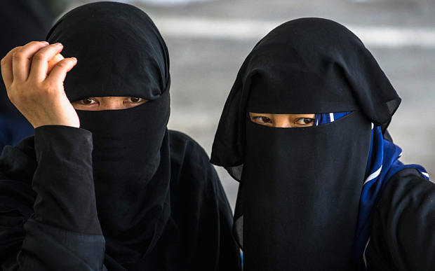 В Синьцзяне женщинам запретили носить закрывающую лицо одежду