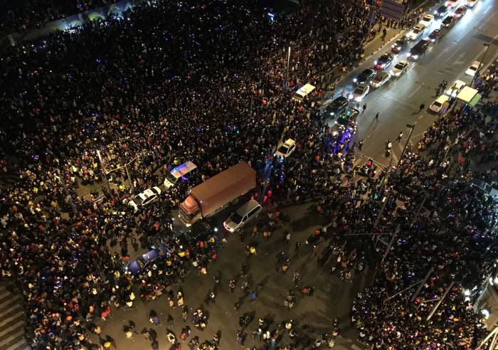 36 человек погибли в новогодней давке в Шанхае 