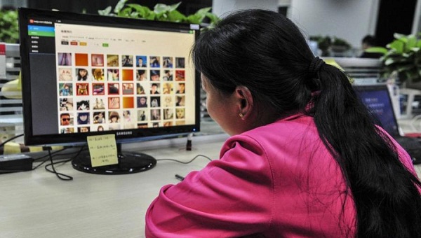 Китайская уборщица по ночам работает порно-цензором в интернете