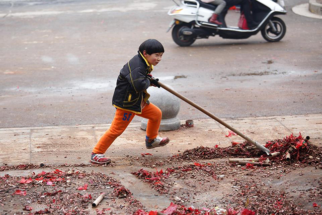 мальчик подмечает улицы в китае