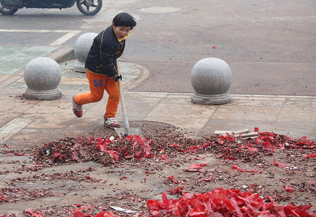 мальчик подметает улицу в китае