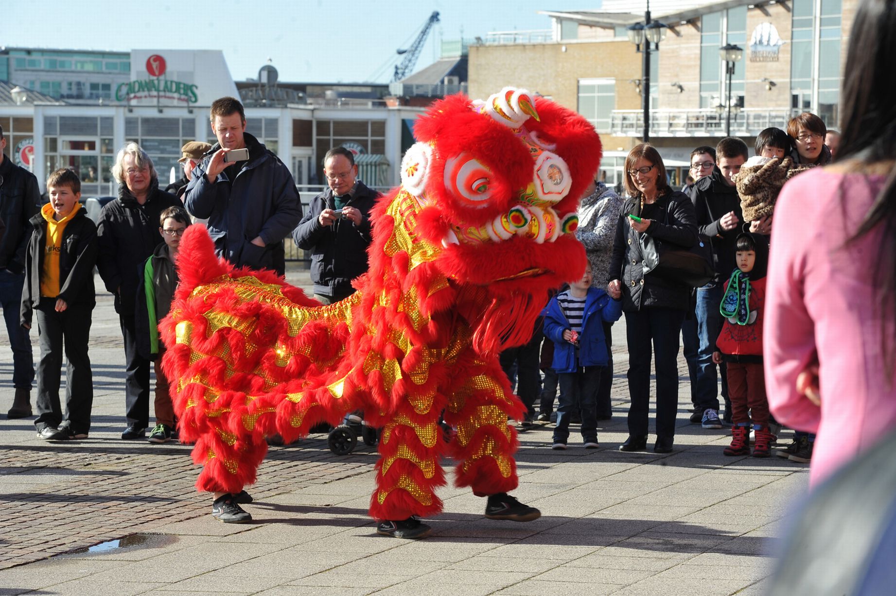 Танец дракона на праздновании китайского Нового года в столице Уэльса. Фото: walesonline.co.uk