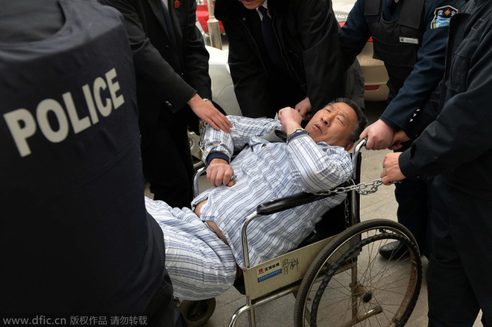 китайца силой выселили из больницы пекин