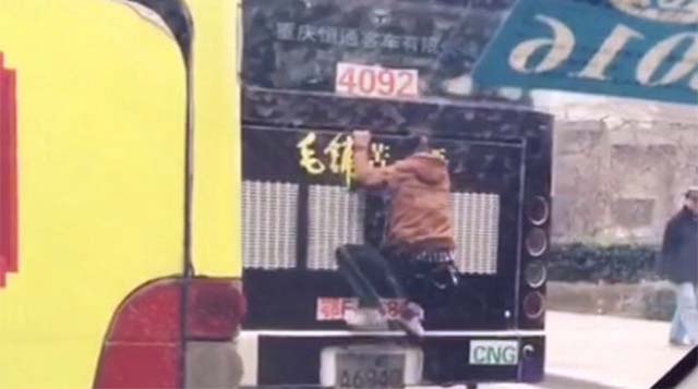 Китаец едет прицепившись сзади ка автобусу