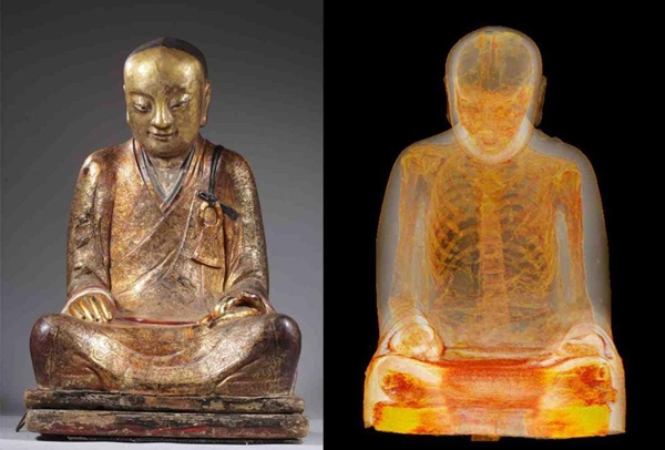 тело китайского монаха в статуе Будды