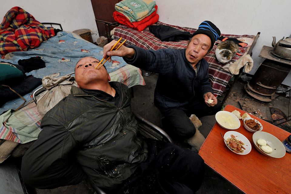 китаец заботится о больном человеке 15 лет