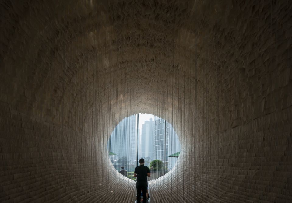 Внутренняя часть инсталляции «Лодка» художника Чжу Цзиньши, Гонконг. 