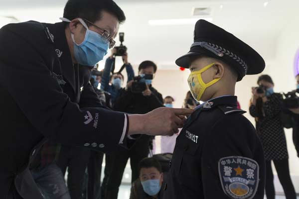 больного мальчика в Китае наградили званием "почетный сотрудник полиции"