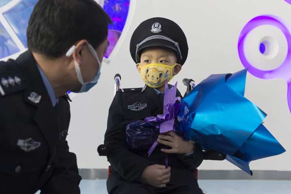 больной лейкемией мальчик в Китае стал полицейским