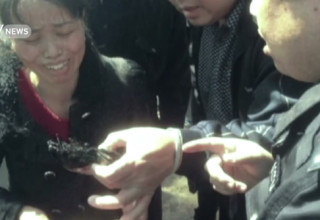Полицейский в Пекине спас большую пачку денег из горящего дома