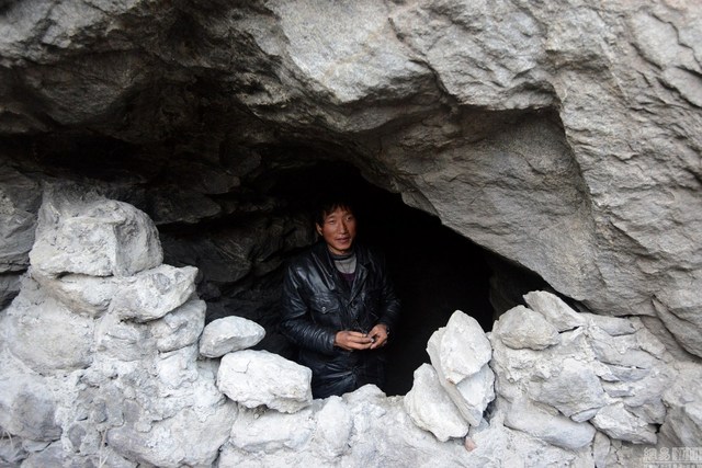 китаец живет в пещере