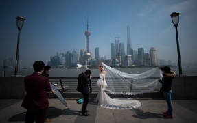 Свадебная фотосессия на набережной Вайтань в Шанхае.