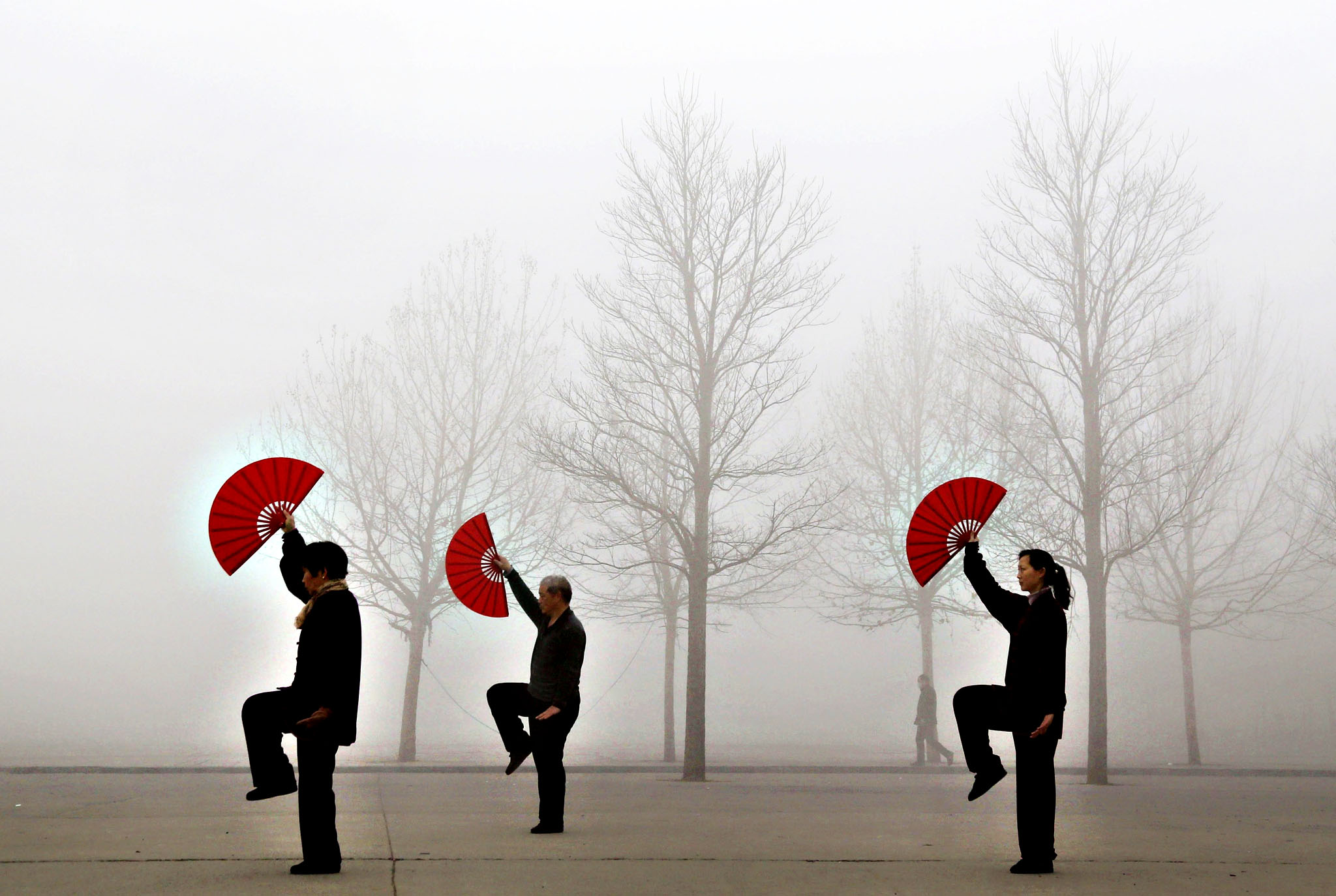 Утренняя гимнастика в время смога в городе Цзяоцзо, провинция Хэнань. 