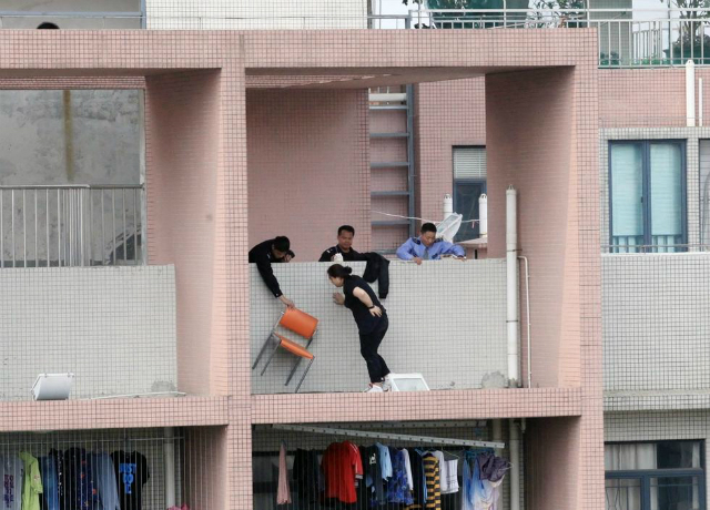 китаянка хочет спрыгнуть с балкона