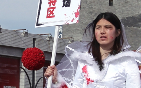 феминизм в Китае протестные акции Ли Тинтин