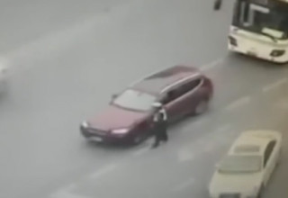 Водитель BMW сбил насмерть дорожного полицейского в Шанхае (ВИДЕО)