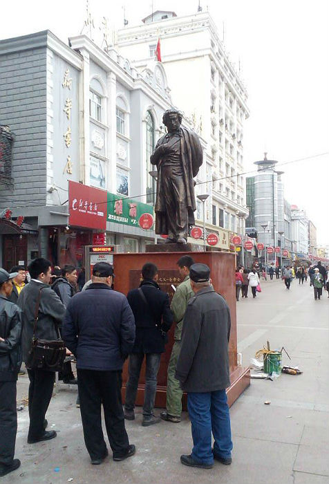 памятник пушкину в китае