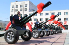 Группа из 12 орудий готовится приветствовать лидеров государств, которые прибудут на военный парад в честь 70-летия окончания Второй мировой войны, провинция Шаньси