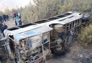 В Китае 21 человек погиб в сорвавшемся с обрыва автобусе