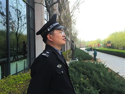 китайский охранник уволен за книгу
