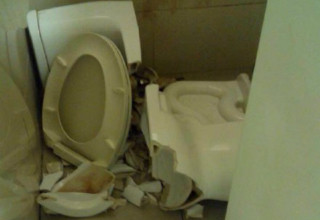 Китаец получил обидную травму во время посещения туалета в аэропорту