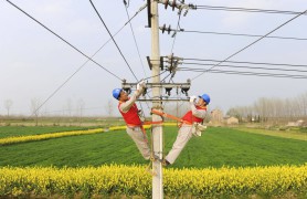 Рабочие проводят ремонт на высоковольтной матче в провинции Аньхой