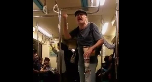 американец ругается в тайваньском метро