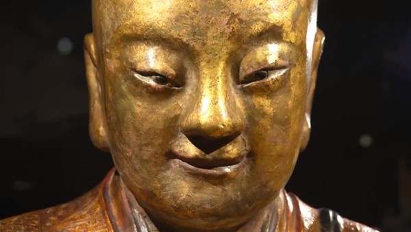 статуя будды монах внутри