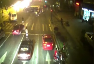 Толпа прохожих в Китае вытащила сбитого мотоциклиста из-под грузовика