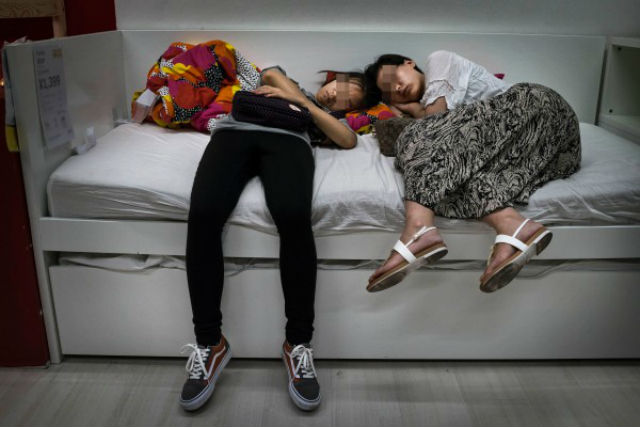 китайцы спят в Икеа