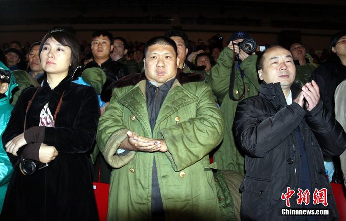 Мао Синьюй (в центре), внук Мао Цзэдуна, смотрит спектакль «В Китае родился Мао Цзэдун»