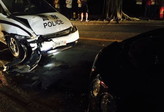 В Китае полицейский убежал после столкновения его машины с Bentley