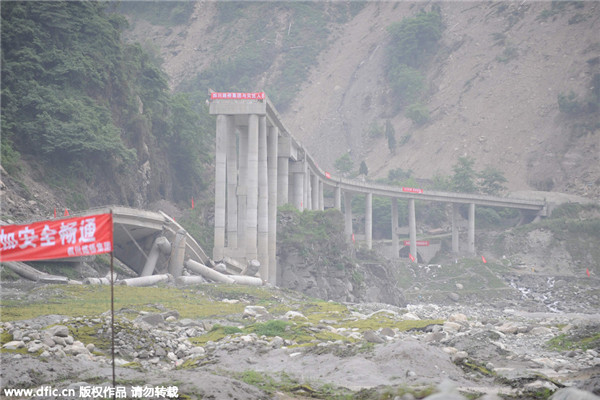Мост Байхуа в городском уезде Дуцзянъянь разрушен землетрясением