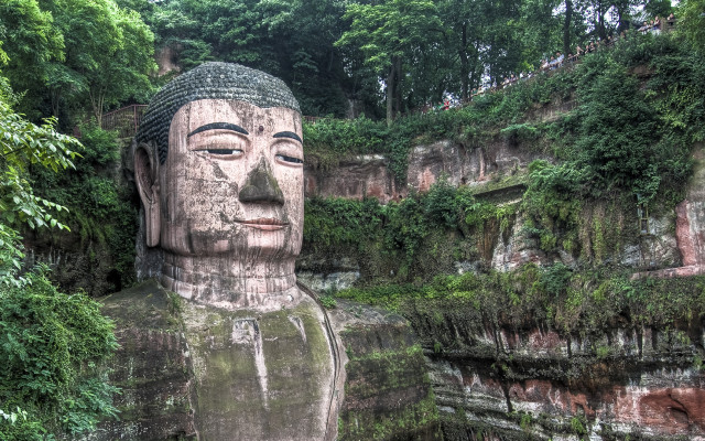 гигантская статуя будды в китае